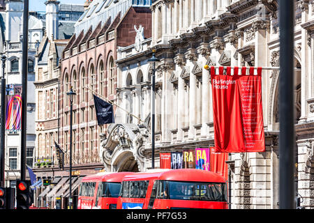 London, UK - June 22, 2018: The Royal Academy of Arts institution at Burlington House on Piccadilly Circus with Arcade, summer exhibitions banners adv Banque D'Images