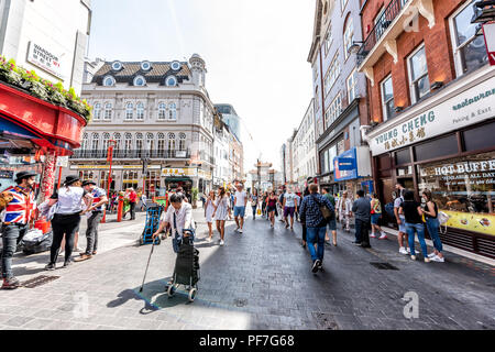 Londres, Royaume-Uni - 24 juin 2018 : grand angle de visualisation de Chinatown China town Wardour Street route avec beaucoup de personnes, le centre-ville de ville, signe chinois, rouge co Banque D'Images
