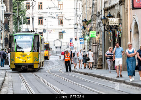 Lviv, Ukraine - le 30 juillet 2018 : Conducteur homme debout par tramway trolley en ville Polonaise Ukrainienne historique dans la vieille ville avec des tas de gens, les voies ferroviaires, Banque D'Images