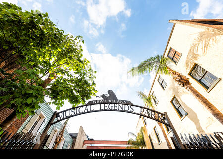 New Orleans, USA - 23 Avril 2018 : les lecteurs de musique de jazz célèbre, les trois grands, sur Bourbon Street, quartier français, Musical Legends Park sign, gros plan Banque D'Images