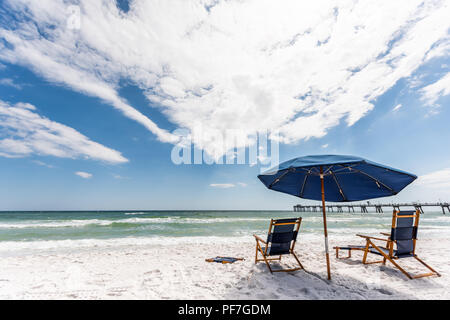 Jetée de pêche d'Okaloosa à Fort Walton Beach, Floride, lors de jour en enclave, Golfe du Mexique au cours de journée ensoleillée, deux chaises et parasol de plage vide Banque D'Images