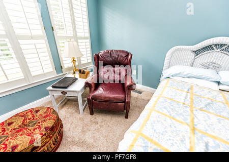 Nouveau lit propre, table, lampe, décoration de thème de plage vintage bleu vert dans la chambre oreillers dans l'organisation d'accueil du modèle, maison ou appartement en cuir rouge couc Banque D'Images