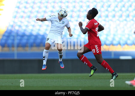 13 AOÛT 2018 - KHARKIV, UKRAINE : Yuliia Shevchuk effectue belle impressionnant en-tête spectaculaire. L'UEFA Women's Champions League. WFC Kharkiv - Oli Banque D'Images