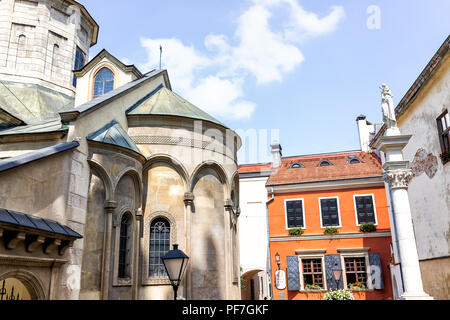 Lviv, Ukraine - 1 août 2018 : Virmenska bâtiment orange colorée St paysage paysage urbain avec l'architecture historique dans la ville polonaise de l'Ukraine, le bras Banque D'Images