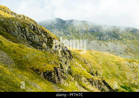 Haut des pentes d'Eagle Crag Grisedale ci-dessus dans le Lake District avec bord en marchant derrière la brume Banque D'Images