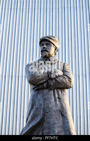 Statue de bronze de Samuel Franklin Cody à Farnborough, à l'extérieur du Farnborough Air Sciences Trust Museum. RAPIDE Banque D'Images