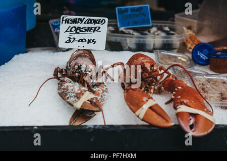 Homard fraîchement cuit à la vente à un marché de l'alimentation de rue. Banque D'Images