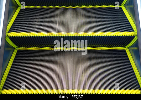 Escaliers escalier vide dans l'immeuble. Escalator dans immeuble de bureaux modernes Banque D'Images