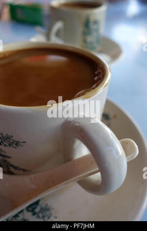 Café chinois oriental traditionnel en vintage tasse et soucoupe sur la lumière ambiante Banque D'Images