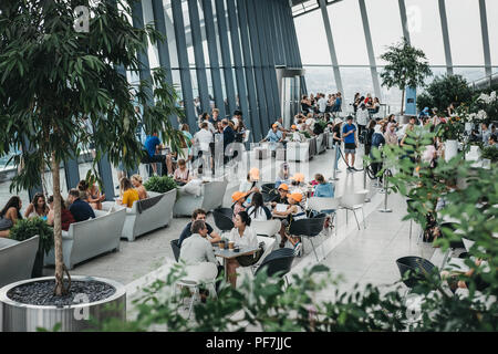 Londres, Royaume-Uni - 24 juin 2018 : les gens à l'intérieur Sky Garden, le plus grand jardin public de Londres situé dans un dôme de verre dans les 20 Fenchurch Street. Banque D'Images