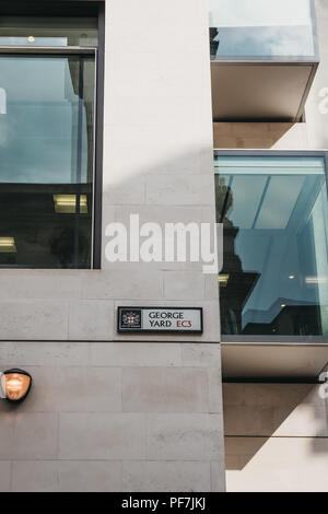 Londres, Royaume-Uni - 24 juillet 2018 : le nom de rue signe sur un côté d'un bâtiment sur George Yard dans la ville de Londres, le célèbre quartier de financial district. Banque D'Images