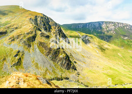 Vue depuis les pentes du Spy haut dans le Lake District, avec Dale Head à gauche et droite sur des rochers élevés Banque D'Images
