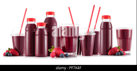 Smoothie aux fruits rouges dans de nombreux types de verres et bouteilles isolé sur fond blanc Banque D'Images