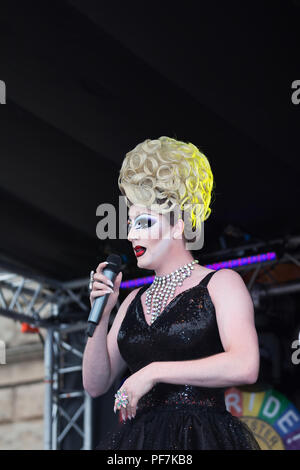 Drag Queen Brenda LaBeau joue sur la scène à la Chester 2018 Pride Festival. Banque D'Images