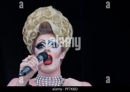 Drag Queen Brenda LaBeau joue sur la scène à la Chester 2018 Pride Festival. Banque D'Images