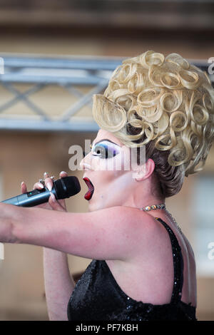 Drag Queen Brenda LaBeau joue sur la scène à la Chester 2018 Pride Festival. Banque D'Images