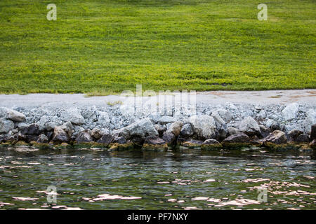 Rochers sur la rive du lac Beaver, Utah USA Banque D'Images