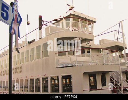 Un close-up, remplir le cadre, vue d'un bateau de tourisme, ou en ferry, dans la région de l'état de New York, USA à Alexandria Bay. Un sépia, art numérique texturé d'une p Banque D'Images