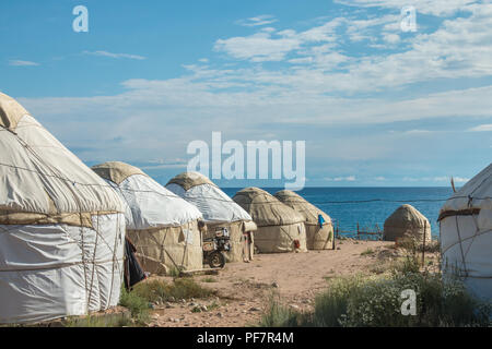 Les yourtes kirghizes traditionnels avec le lac Issyk Kul en arrière-plan. Près de Bokonbayevo, le Kirghizistan. Banque D'Images