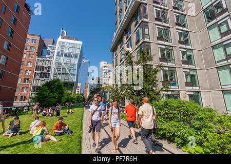 Les gens qui marchent le long de la High Line à New York Banque D'Images