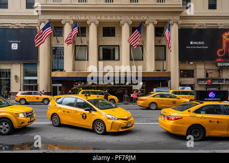 Des taxis qui attendent à l'extérieur d'un hôtel de luxe à New York City Banque D'Images