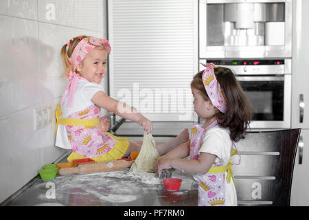 Deux petite fille préparer des cookies dans la cuisine à la maison Banque D'Images