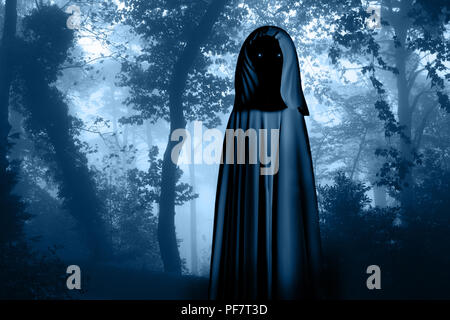 Spooky monster dans hooded cloak avec yeux rougeoyant dans paysage forêt brumeuse. Dans les tons de la photo couleur bleu Banque D'Images