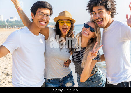 Portrait d'amis s'amuser ensemble sur les vacances à la plage. Banque D'Images