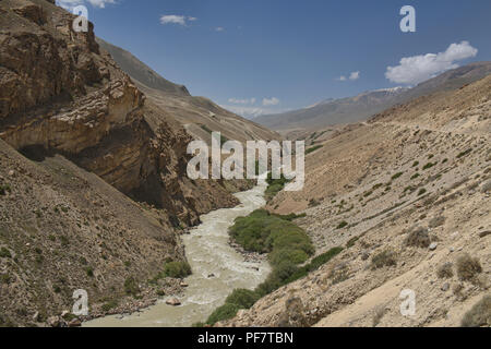 Le Pamir sauvages puis Piandj divise l'Afghanistan et le Tadjikistan le long de la vallée de Wakhan, Pamir Highway, au Tadjikistan. Banque D'Images