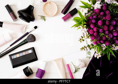 Maquette de la mode cosmétique décorative arrière-plan avec des fleurs. Vue d'en haut. Mise à plat Banque D'Images