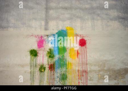 Mur peint avec de petites taches rondes de couleur et place vide dans le centre Banque D'Images