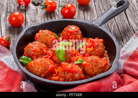Des boulettes dans une sauce tomate marinara, close-up Banque D'Images