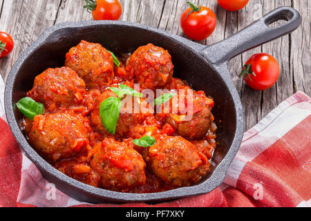 Les boulettes de viande dans une sauce tomate au basilic, l'ail, les épices Banque D'Images