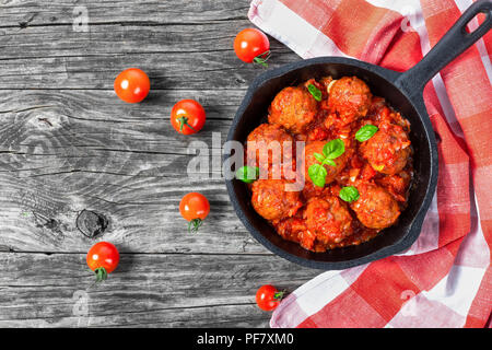Les boulettes de viande dans une sauce tomate au basilic, l'ail, les épices Banque D'Images