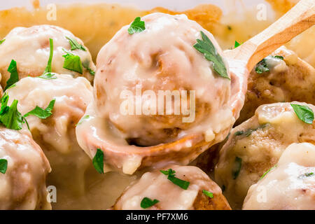 Des boulettes suédoises dans une sauce sauce crémeuse, macro Banque D'Images
