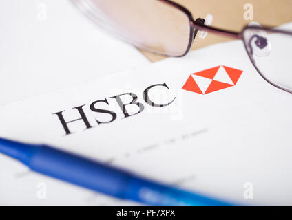 Londres, Royaume-Uni - 18 août 2018 : Déclaration de la banque HSBC avec logo et lunettes. Banque D'Images