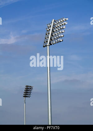 Les projecteurs à l'Ageas Bowl (anciennement le Rose Bowl) dans West End, Southampton Accueil de Hampshire Cricket Club et lieu de matches de l'Angleterre Banque D'Images