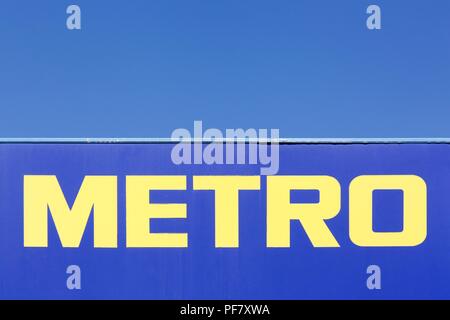 Dardilly, France - 19 juillet 2018 : Metro logo sur un panneau. Metro Cash and carry est un important acteur international dans le commerce de gros en libre service Banque D'Images