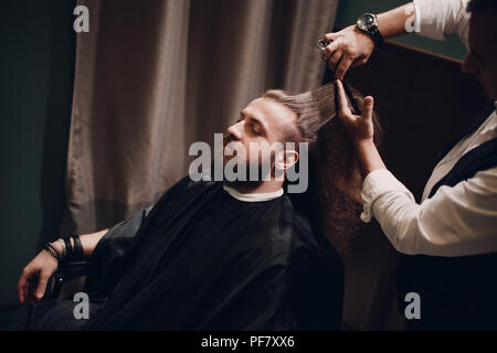 Barbershop avec intérieur en bois. Modèle homme barbu et salon de coiffure. Banque D'Images
