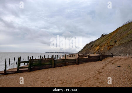 Bois épis Bawdsey, Ferry, Suffolk, Angleterre. Banque D'Images