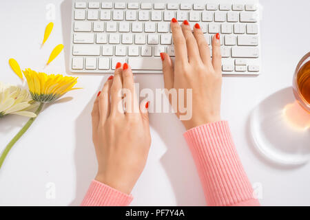Les mains sur un clavier d'ordinateur close up - saisie Banque D'Images