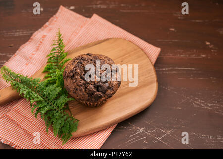 Muffin au chocolat maison Dellicious sur table. Prêt à manger. Banque D'Images