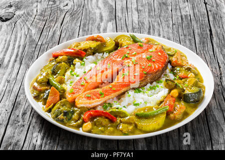 Fried steak de poisson rouge avec du riz et curry fait maison Banque D'Images