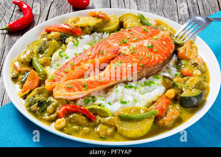 Fried steak de poisson rouge avec du riz et curry fait maison Banque D'Images