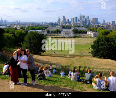 Les touristes en tenant vos autoportraits à l'Observatoire Royal avec le National Maritime Museum, à la distance, Greenwich, London, UK Banque D'Images