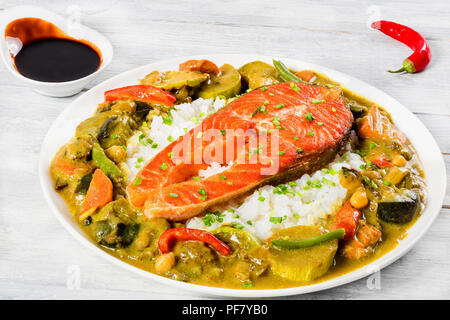 Fried steak de poisson rouge avec du riz et curry fait maison Banque D'Images