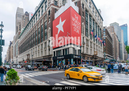 Les gens du shopping au grand magasin Macy's à New York City Banque D'Images