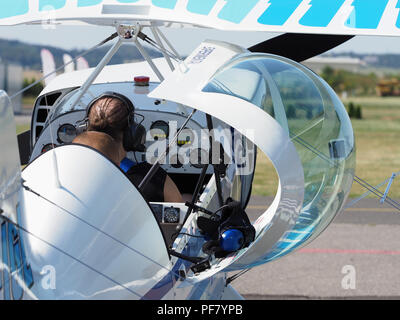 PRIBRAM, CZE - août 18, 2018 : Airplane Christen Eagle II L'atterrissage à l'aéroport de Pribram. République tchèque Banque D'Images