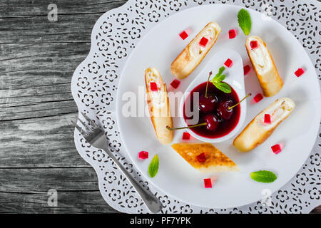 Les brioches de crêpes ou des crêpes au chèvre cottage, close-up Banque D'Images
