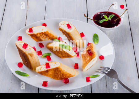 Les brioches de crêpes ou des crêpes au chèvre cottage, close-up Banque D'Images